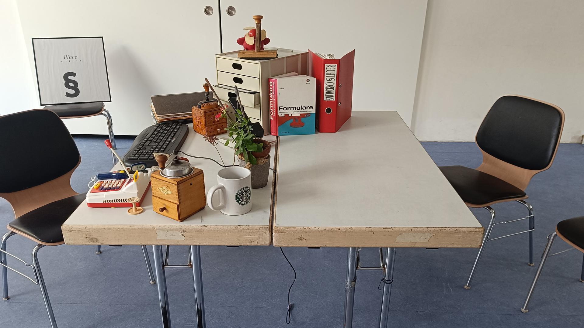 Bühnenbild aus dem Stück "Der Paragraphenreiter" vom "Theater der Verrückten" in Berlin Neukölln. Zu sehen ist ein voll gestellter Schreibtisch mit Aktenordner, Kaffemühle, Keyboard und weiteren amtstypischen Objekten Bühnenbild aus dem Stück "Der Paragraphenreiter" vom "Theater der Verrückten" in Berlin Neukölln. Zu sehen ist ein voll gestellter Schreibtisch mit Aktenordner, Kaffemühle, Keyboard und weiteren amtstypischen Objekten