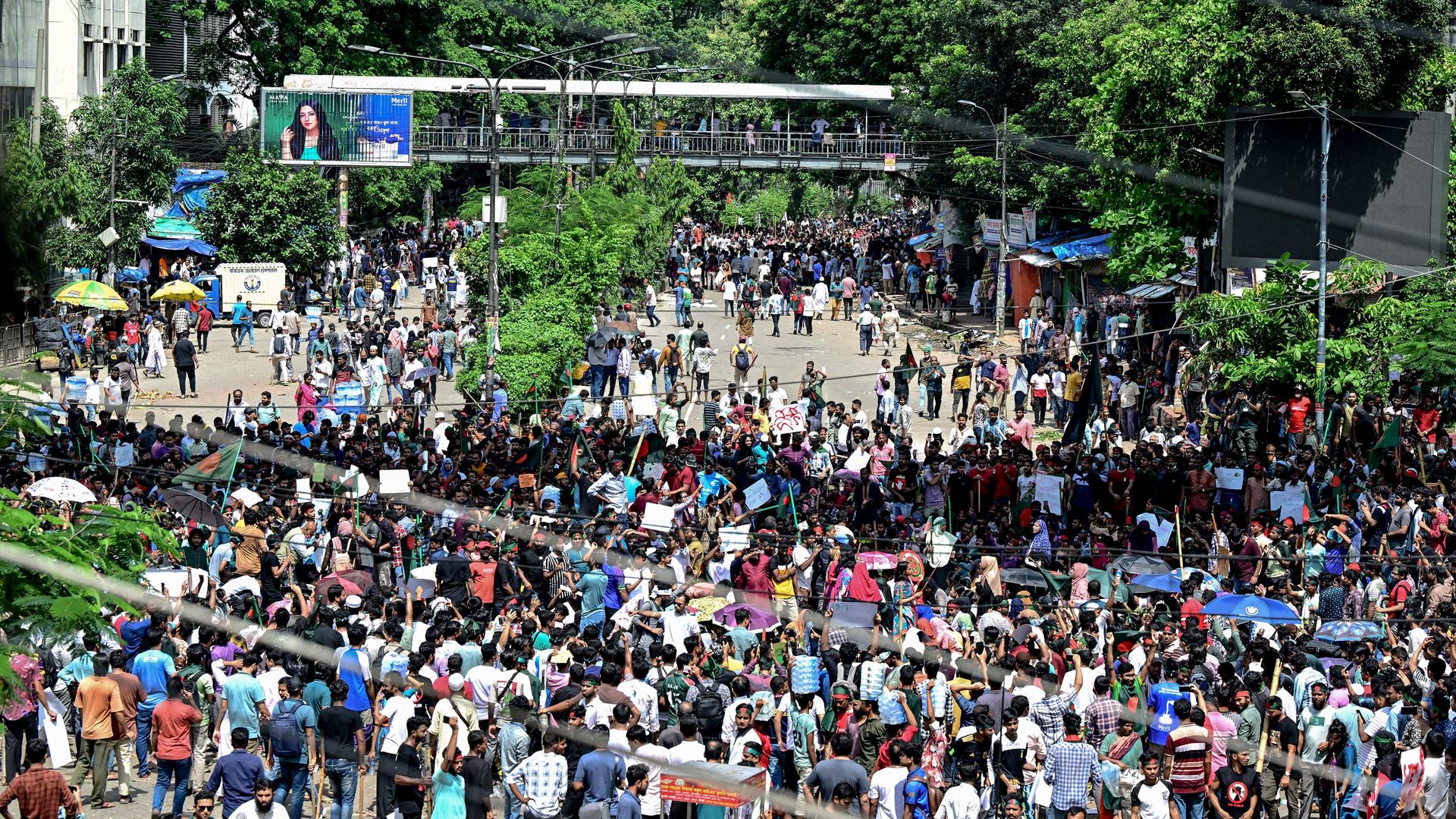 Demonstranten blockieren eine Kreuzung in Dhaka. 