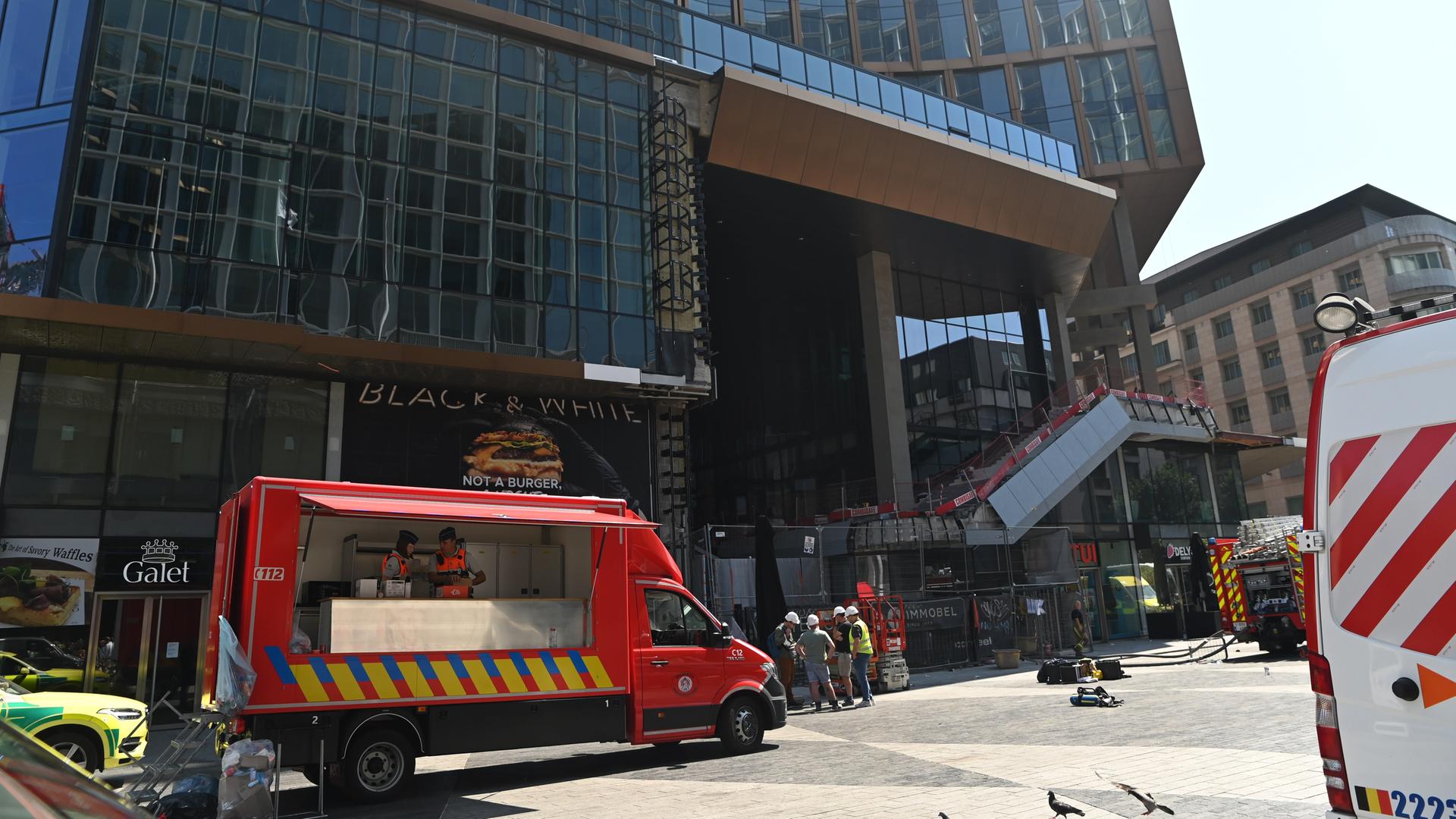 Brüssel: Rettungskräfte stehen vor dem OXY-Gebäude am Place De Brouckere. Brüssel: Rettungskräfte stehen vor dem OXY-Gebäude am Place De Brouckere.
