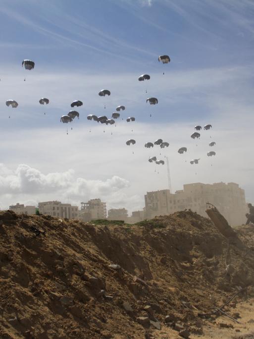 Gaza-Stadt: Die US-Luftwaffe wirft humanitäre Hilfe für Palästinenser im Gazastreifen ab.