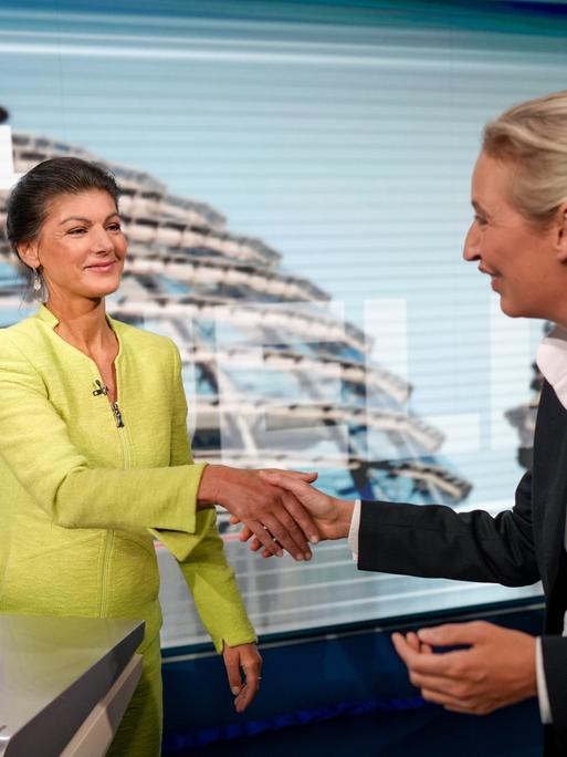 AfD-Chefin Alice Weidel und BSW-Gründerin Sahra Wagenknecht reichen sich in einem TV-Studio die Hände