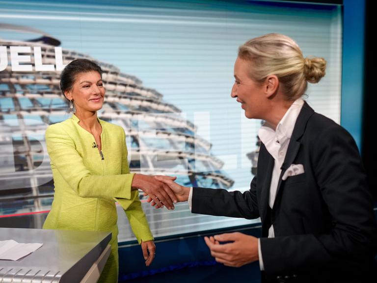 AfD-Chefin Alice Weidel und BSW-Gründerin Sahra Wagenknecht reichen sich in einem TV-Studio die Hände