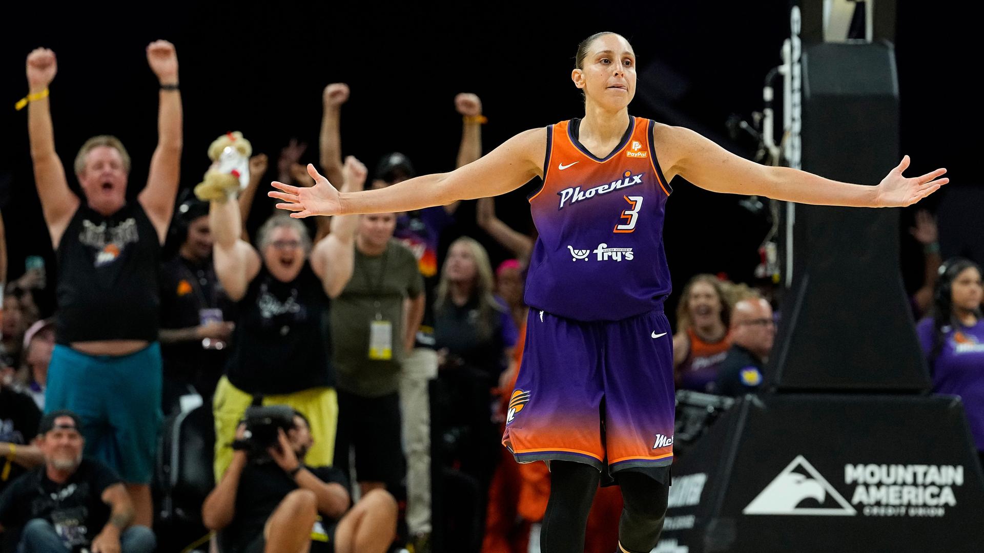 US-Basketballerin Diana Taurasi von Phoenix Mercury's Diana Taurasi (3) jubelt mit weit ausgestreckten Armen während eines Spiels. 