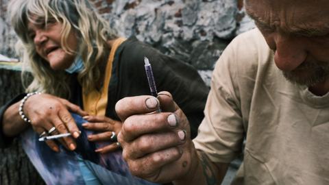 Rich und Peg spritzen sich eine Mischung aus Heroin und Fentanyl auf einer Straße in Kensington am 19. Juli 2021 in Philadelphia, Pennsylvania.    Kensington, ein Viertel in Philadelphia, hat sich zu einem der größten Freiluft-Heroinmärkte in den Vereinigten Staaten entwickelt.