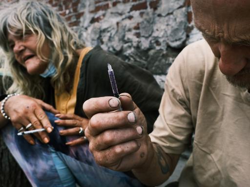 Rich und Peg spritzen sich eine Mischung aus Heroin und Fentanyl auf einer Straße in Kensington am 19. Juli 2021 in Philadelphia, Pennsylvania.    Kensington, ein Viertel in Philadelphia, hat sich zu einem der größten Freiluft-Heroinmärkte in den Vereinigten Staaten entwickelt.