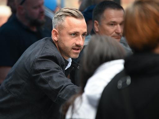 Ulrich Siegmund, Spitzenkandidat der AfD für die Landtagswahl in Sachsen-Anhalt, schüttelt bei einer Wahlkampfveranstaltung Hände