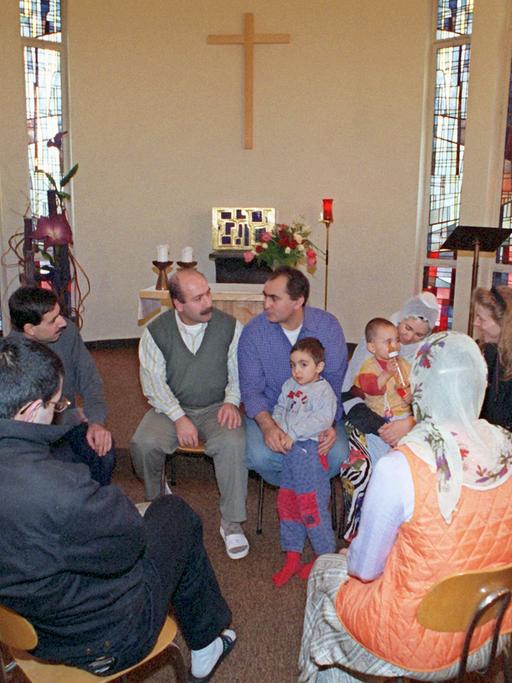 In der Kapelle der Katholischen Hochschulgemeinde in Göttingen lebten 1999 neun Kurden, darunter drei Kinder, im Kirchenasyl. Die Gruppe kämpfte um ein neues Asylverfahren und hatte Angst vor einer Abschiebung in die Türkei.
