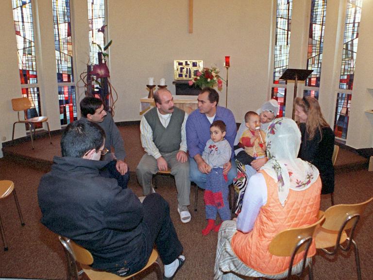 In der Kapelle der Katholischen Hochschulgemeinde in Göttingen lebten 1999 neun Kurden, darunter drei Kinder, im Kirchenasyl. Die Gruppe kämpfte um ein neues Asylverfahren und hatte Angst vor einer Abschiebung in die Türkei.