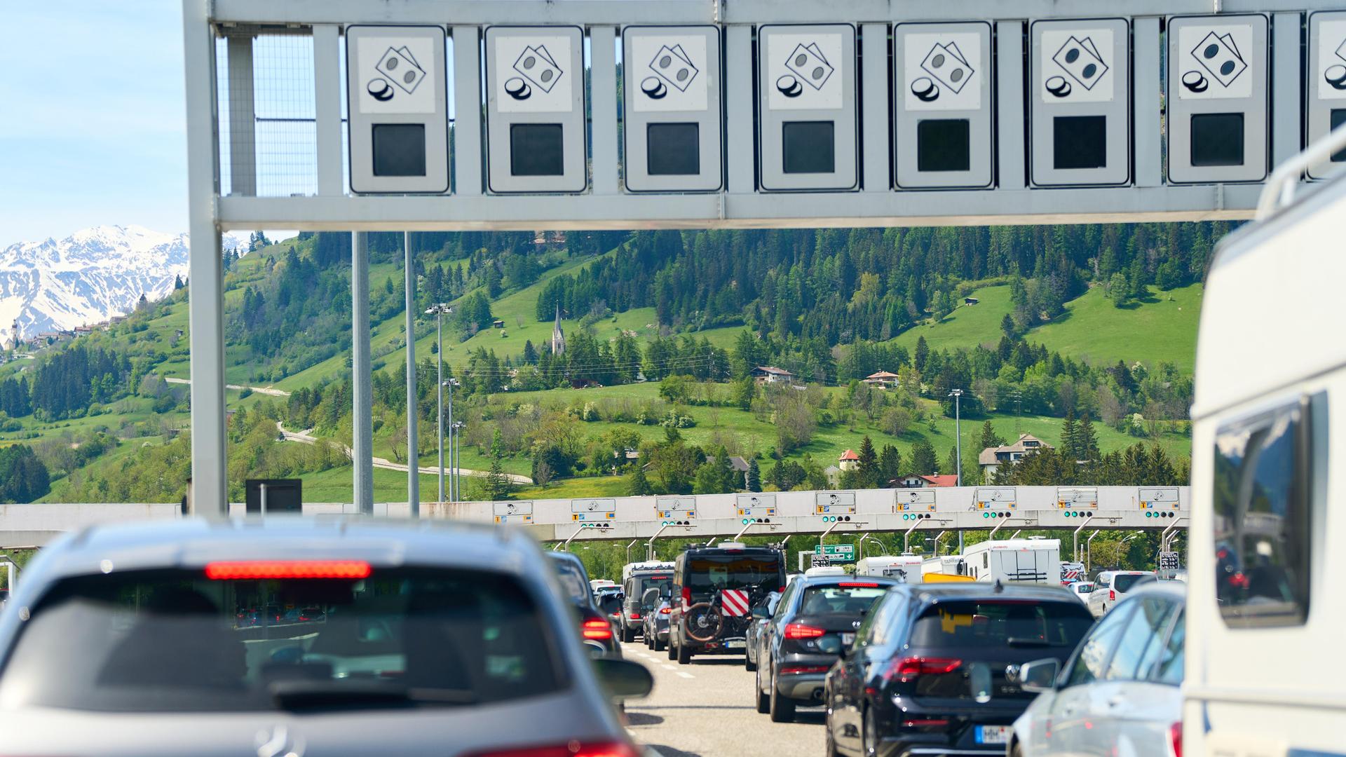 An einer Mautstelle der Brennerautobahn zwischen Italien und Österreich stehen vielen Fahrzeuge.