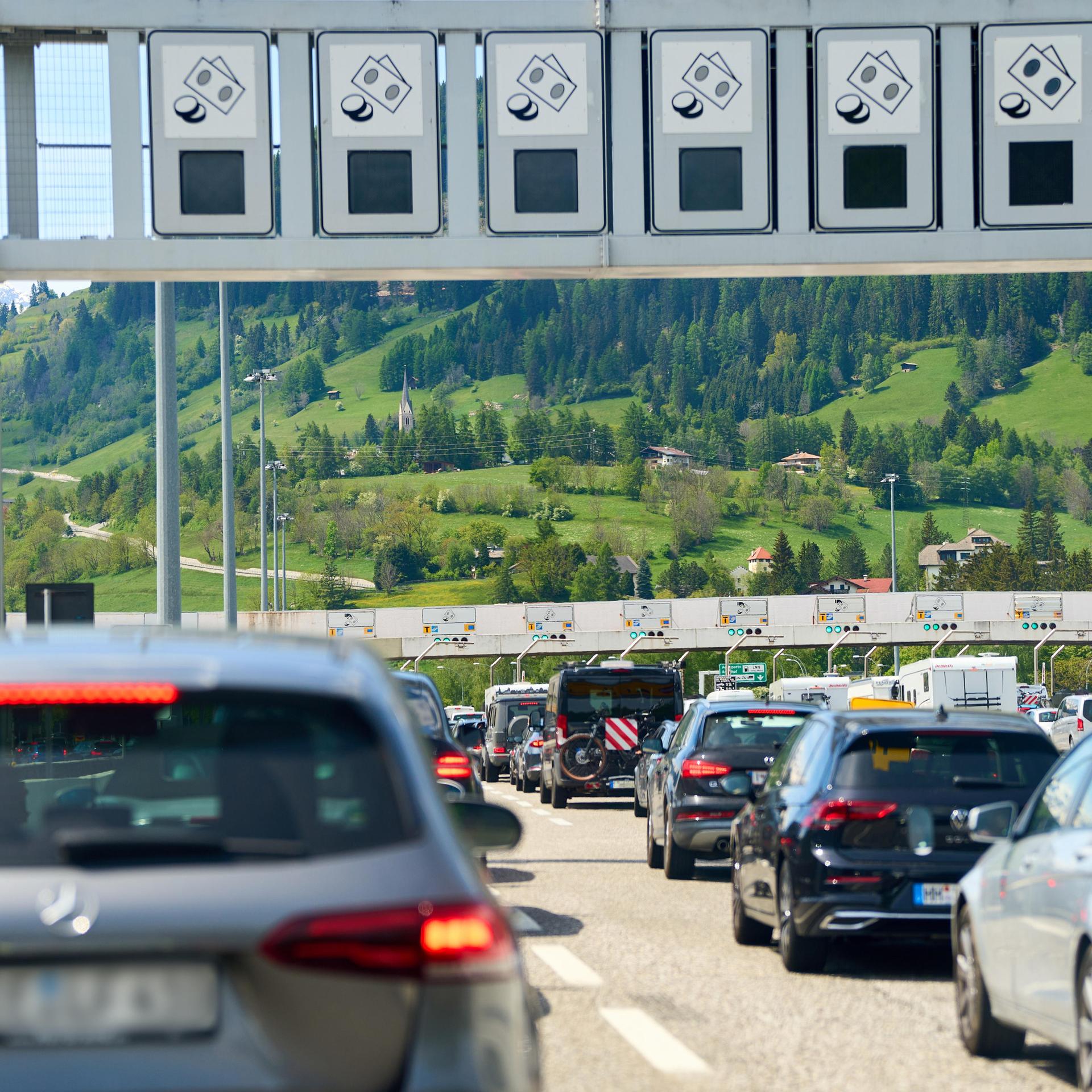 An einer Mautstelle der Brennerautobahn zwischen Italien und Österreich stehen vielen Fahrzeuge.