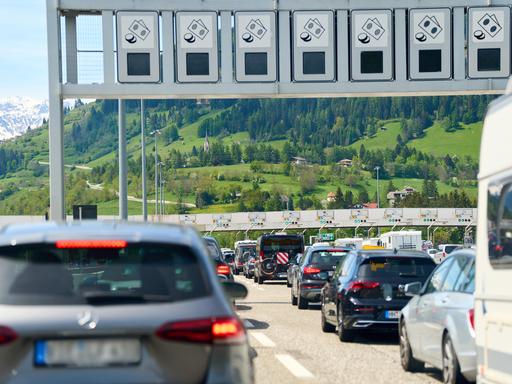 An einer Mautstelle der Brennerautobahn zwischen Italien und Österreich stehen vielen Fahrzeuge.