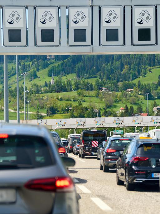 An einer Mautstelle der Brennerautobahn zwischen Italien und Österreich stehen vielen Fahrzeuge.