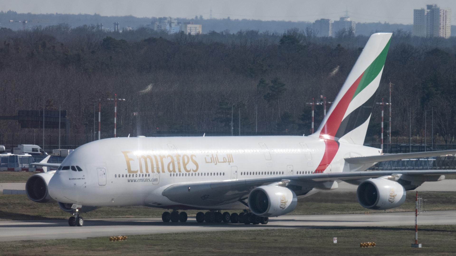 Ein Airbus A-380 von Emirates landet nach seinem Flug aus Dubai auf dem Flughafen Frankfurt. 