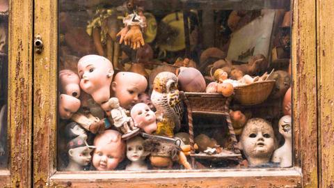 Das Ospedale delle Bambole (Puppenkrankenhaus) in der Nähe der Piazza del Popolo in Rom: Ein Fenster mit alten kaputten Puppen.