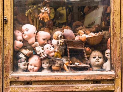 Das Ospedale delle Bambole (Puppenkrankenhaus) in der Nähe der Piazza del Popolo in Rom: Ein Fenster mit alten kaputten Puppen.