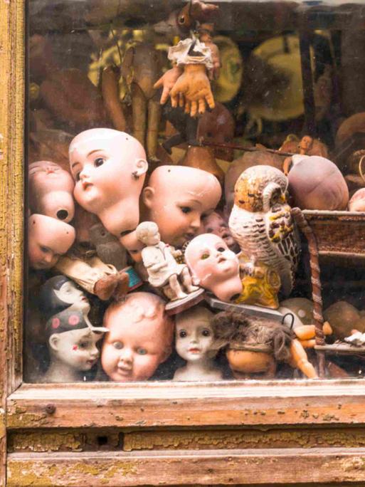 Das Ospedale delle Bambole (Puppenkrankenhaus) in der Nähe der Piazza del Popolo in Rom: Ein Fenster mit alten kaputten Puppen.