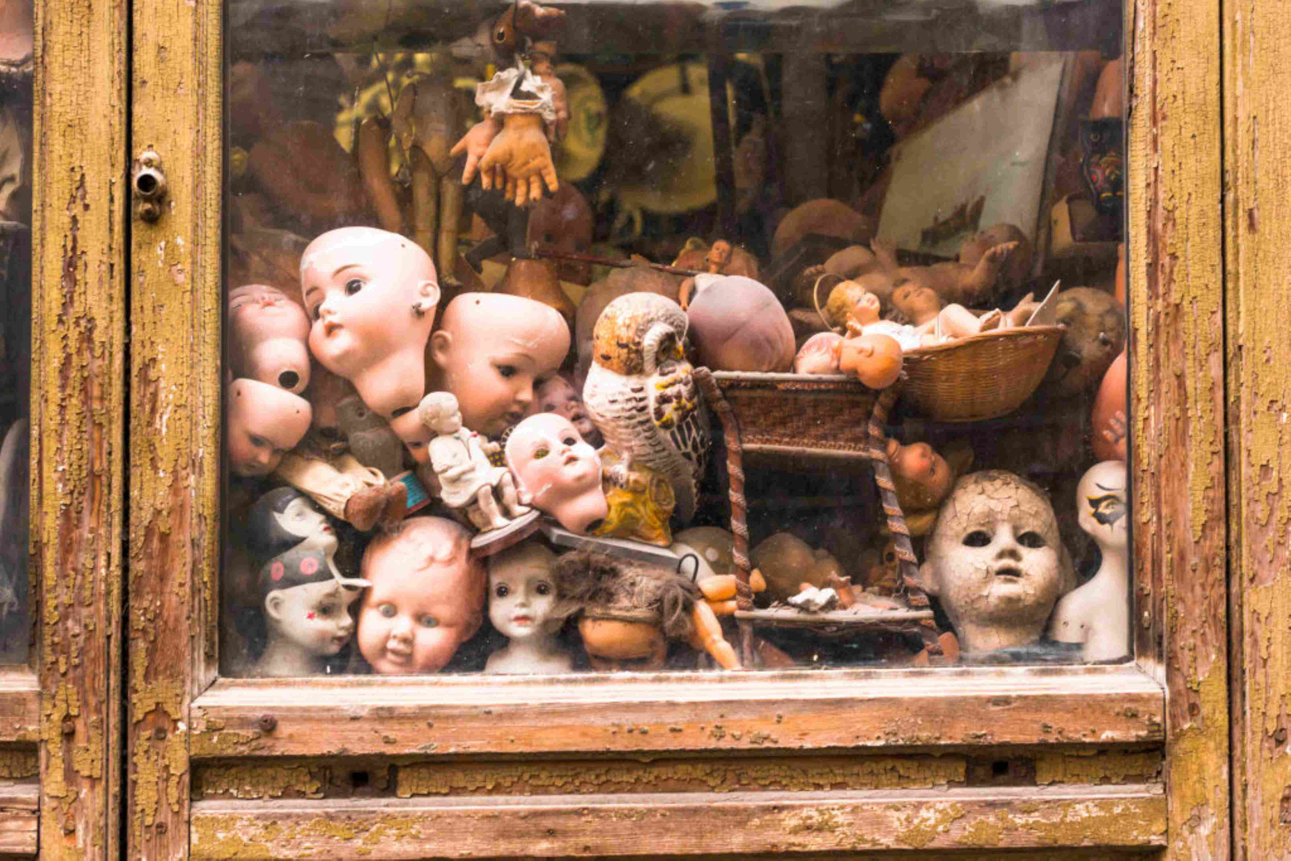 Das Ospedale delle Bambole (Puppenkrankenhaus) in der Nähe der Piazza del Popolo in Rom: Ein Fenster mit alten kaputten Puppen.