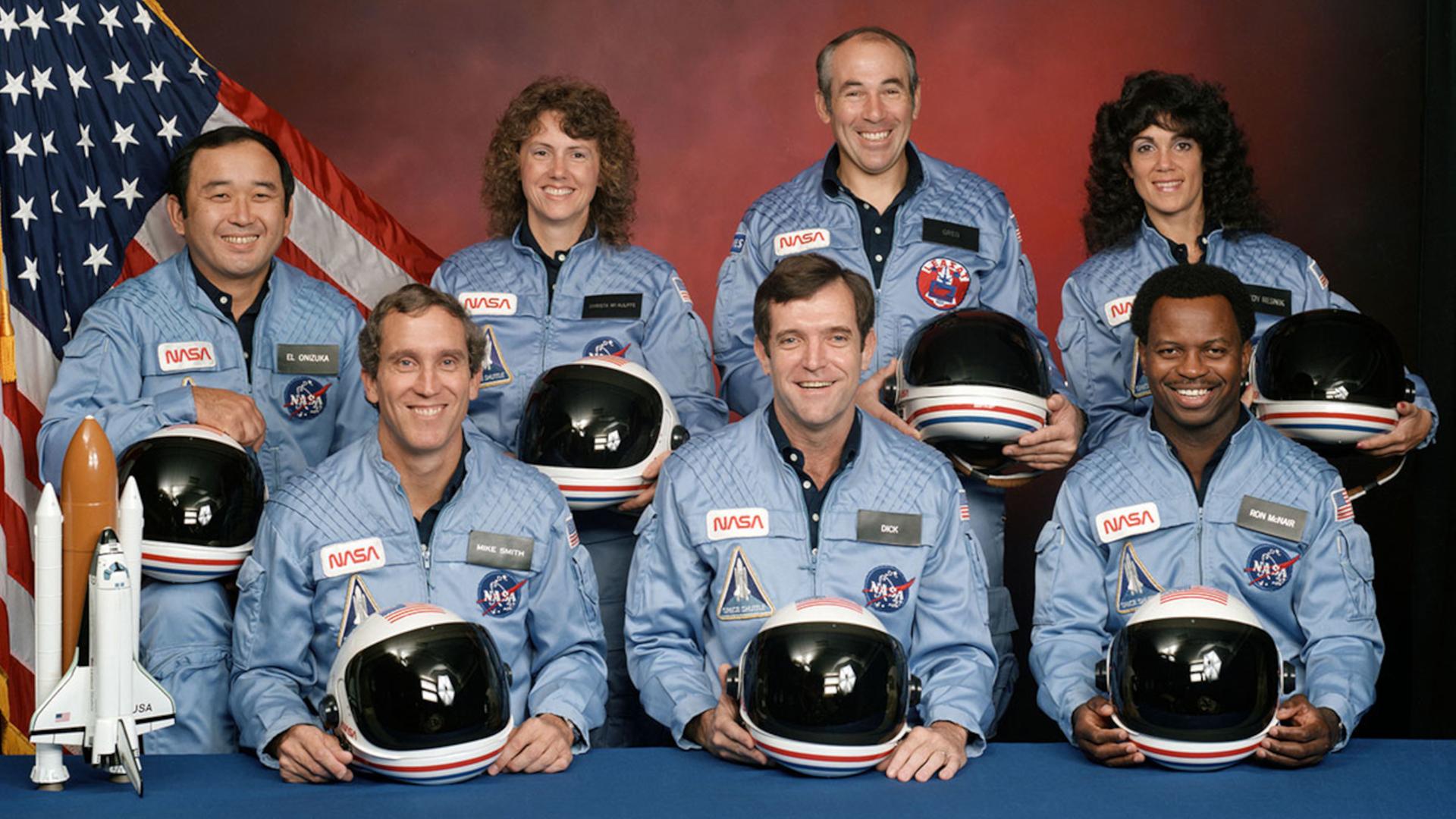 Die sieben Besatzungmitglieder der verunglückten Raumfähre Challenger posieren für ein Gruppenfoto mit Helmen und in Raumanzügen.