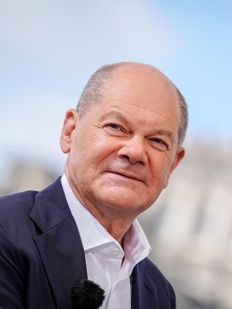 Bundeskanzler Olaf Scholz (SPD) fotografiert beim ARD-Sommerinterview im «Bericht aus Berlin». Im Hintergrund ist der Reichstag zu sehen.