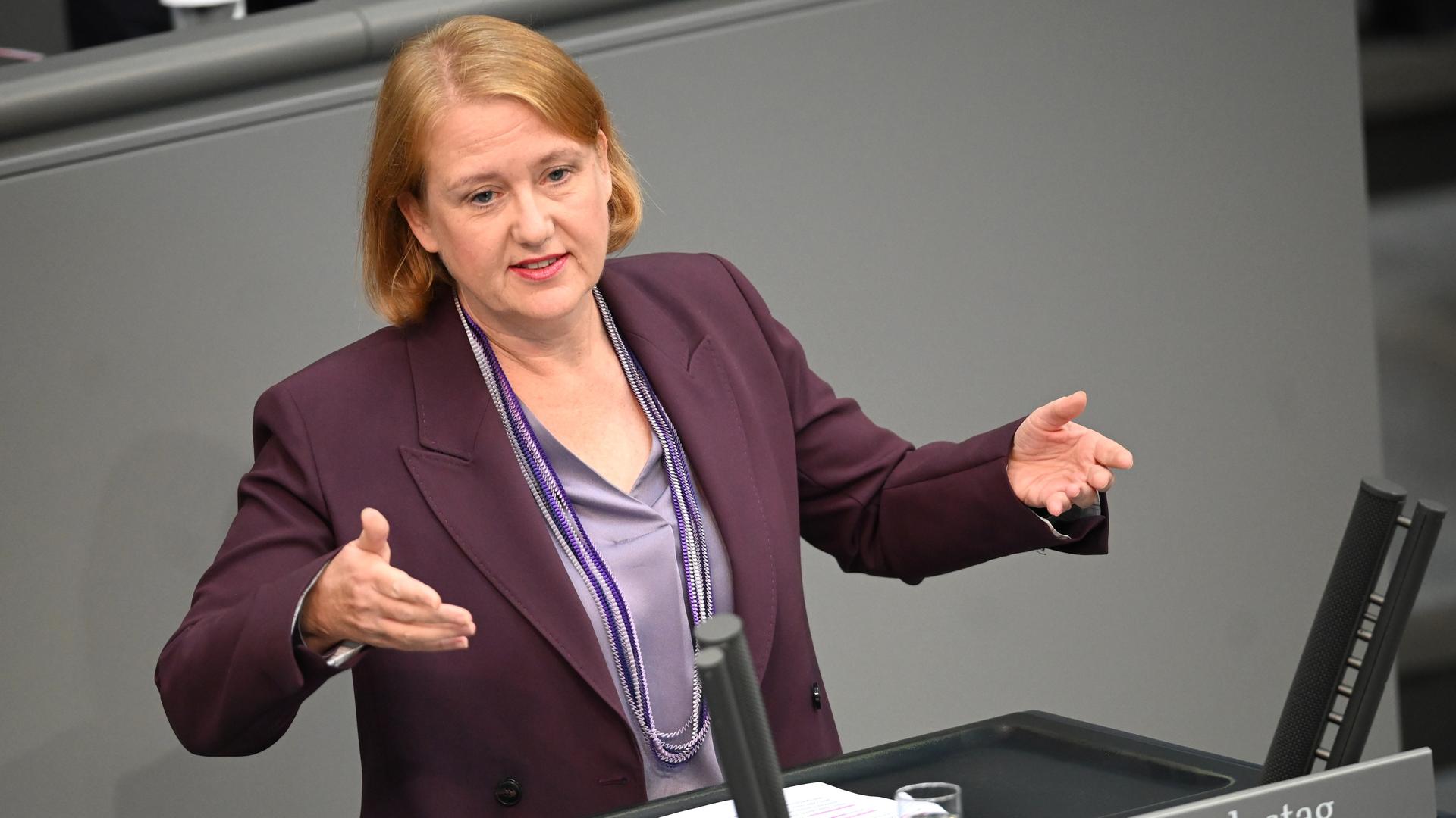 Lisa Paus (Bündnis 90/Die Grünen), Bundesministerin für Familie, Senioren, Frauen und Jugend, spricht bei der Debatte zu den Haushaltsberatungen im Bundestag.