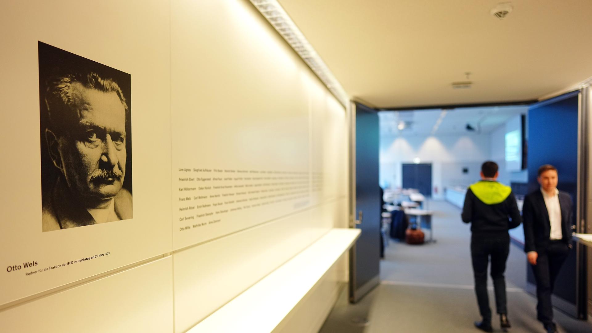 Blick in den Flur zum Otto-Wels-Saal vor der Fraktionssitzung der SPD am 25.02.2025 / Bild und Name von Otto Wels an der Wand zu sehen 