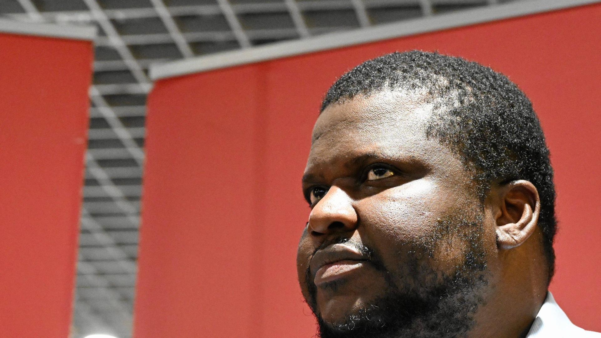 Der kanadisch-haitianischen Autors Thélyson Orélien im Profil.