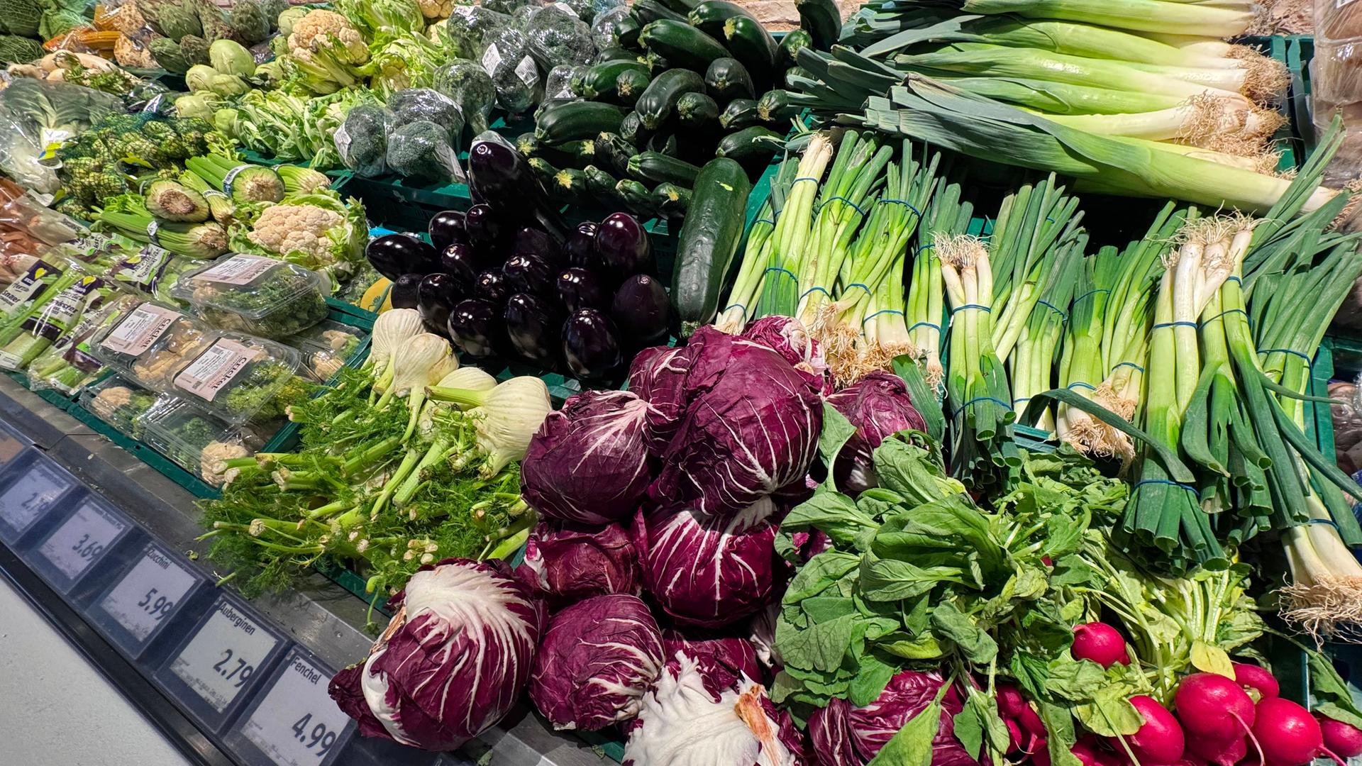 In der Gemüseabteilung eines Supermarkts sind verschiedene Gemüsesorten ausgelegt. Darunter sind Lauchzwiebeln, Fenchel und Radicchio. In der Gemüseabteilung eines Supermarkts sind verschiedene Gemüsesorten ausgelegt. Darunter sind Lauchzwiebeln, Fenchel und Radicchio.