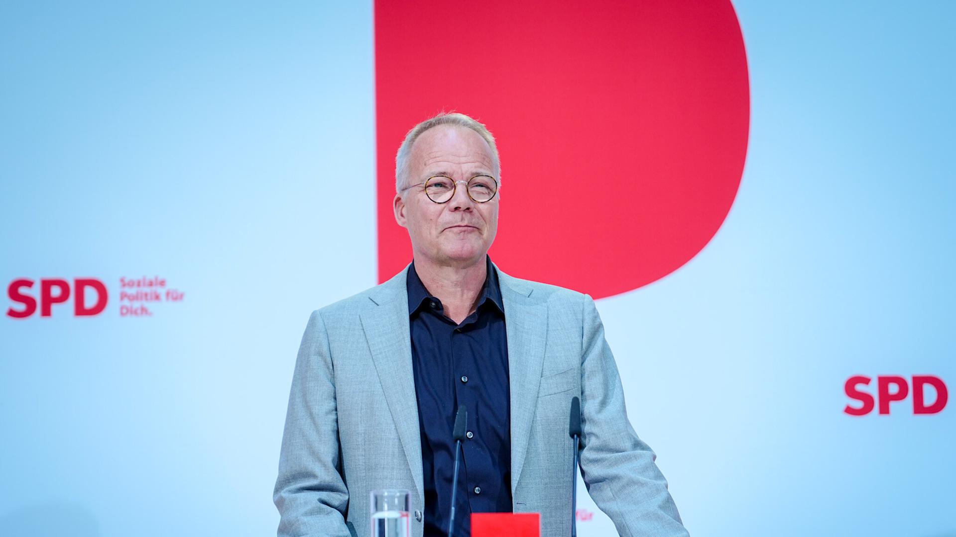 Matthias Miersch, SPD-Generalsekretär, gibt im Willy-Brandt-Haus das Ergebnis des Mitgliedervotums für die Koalition von CDU, CSU und SPD bekannt. Der Koalition wurde zugestimmt. Matthias Miersch, SPD-Generalsekretär, gibt im Willy-Brandt-Haus das Ergebnis des Mitgliedervotums für die Koalition von CDU, CSU und SPD bekannt. Der Koalition wurde zugestimmt.