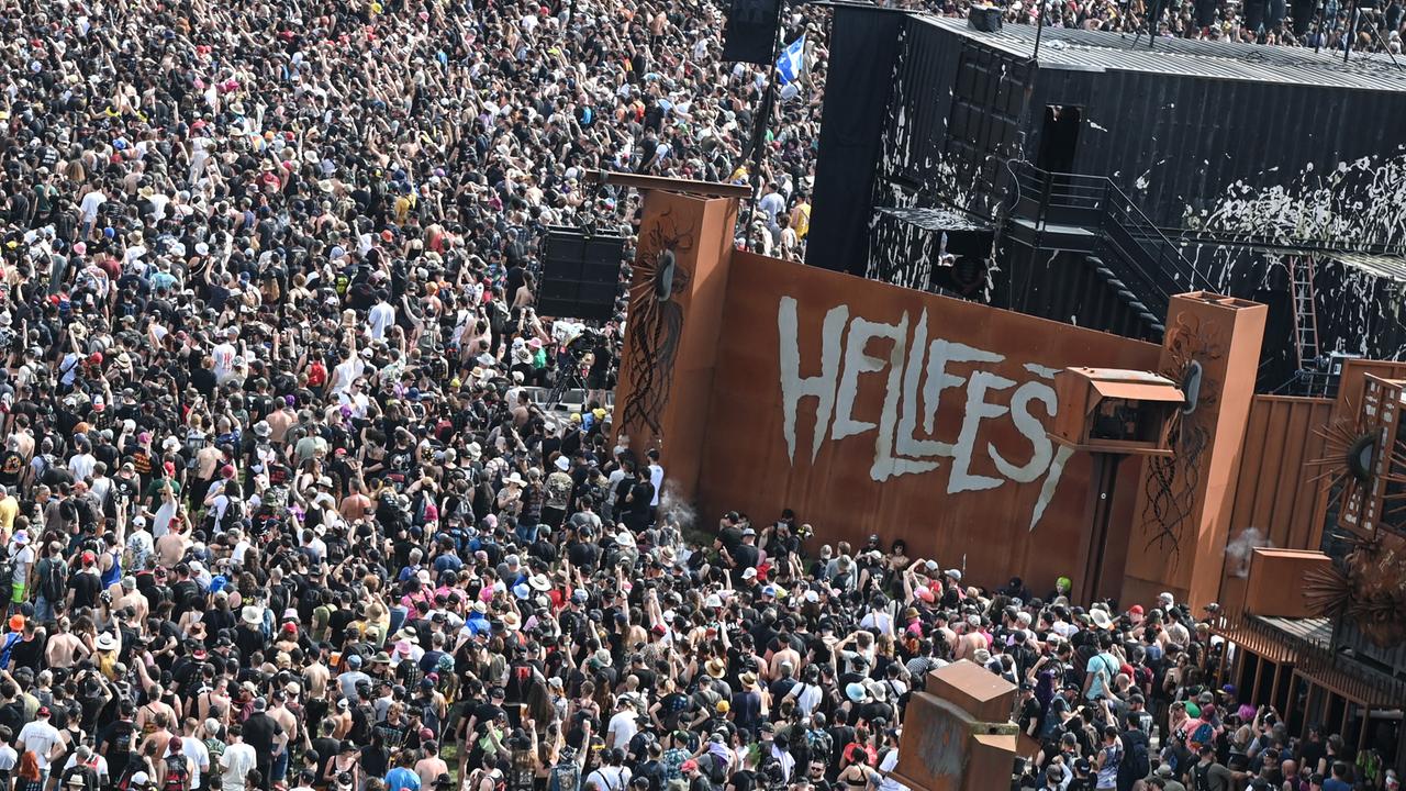 Hunderte Menschen vor einer Bühne mit der Aufschrift Hellfest