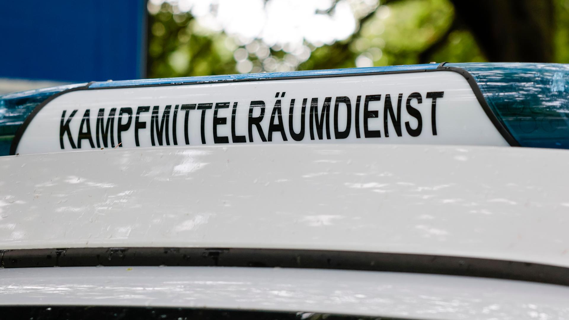 Der Schriftzug "Kampfmittelräumdienst" ist an einem Einsatzfahrzeug angebracht.