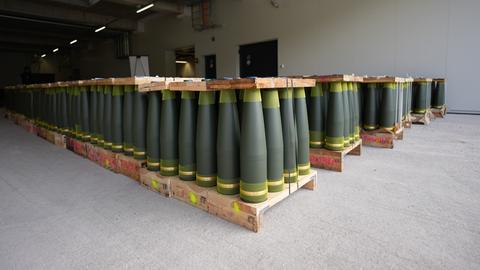 Artilleriegeschossen vom Kaliber 155 mm stehen auf Palette in der neuen Munitionsfabrik Rüstungsunternehmens Rheinmetall
