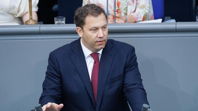 Finanz-Minister Lars Klingbeil spricht im Bundestag.