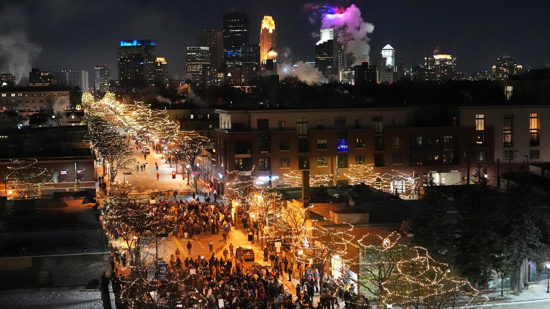 Mahnwache in Minneapolis nach einem erneuten tödlichen Schusswaffenvorfall. Ein Beamter der Einwanderungsbehörde ICE hatte einen 37-Jährigen erschossen.