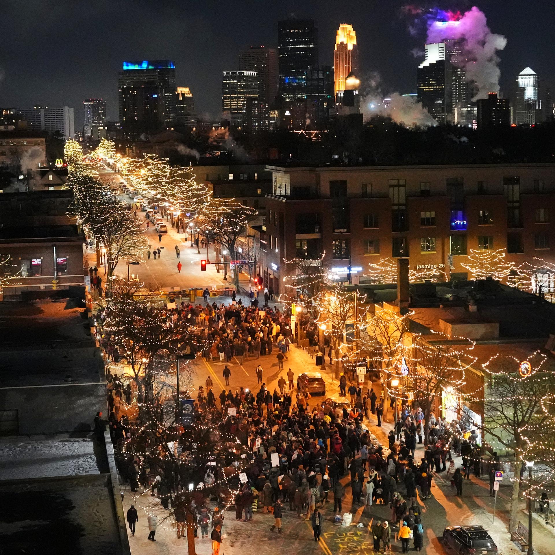 Mahnwache in Minneapolis nach einem erneuten tödlichen Schusswaffenvorfall. Ein Beamter der Einwanderungsbehörde ICE hatte einen 37-Jährigen erschossen.