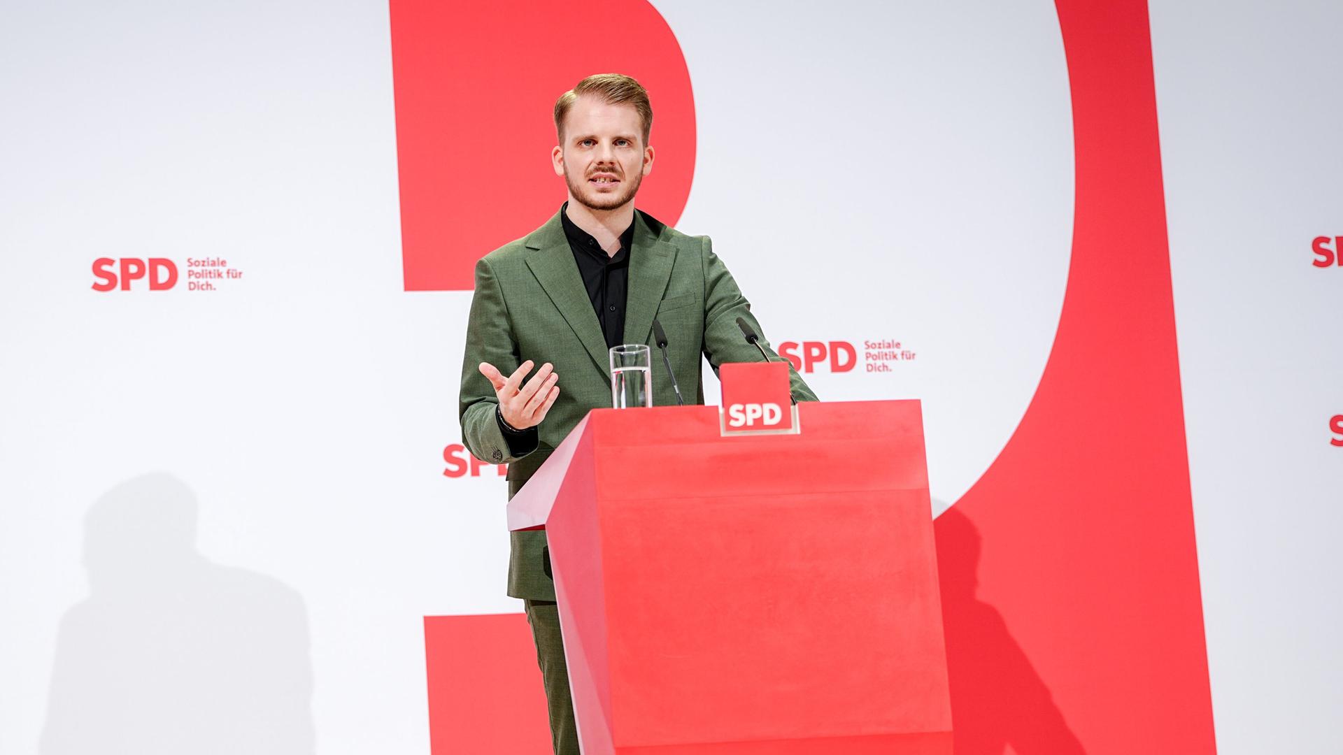 Tim Klüssendorf, SPD-Generalsekretär, spricht an einem Rednerpult.