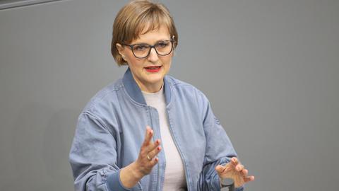 Franziska Brantner, die Vorsitzende der Grünen, steht im Bundestag am Redepult und spricht. 