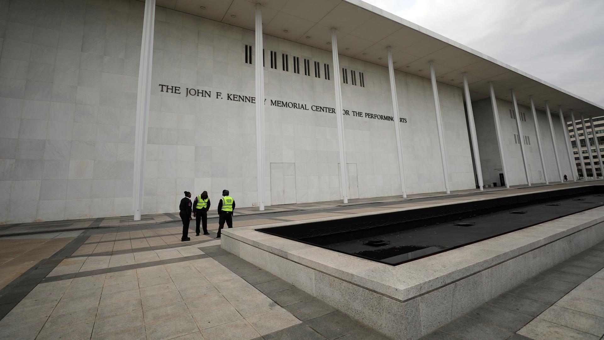 Sicherheitspersonal steht vor dem John F. Kennedy Memorial Center for the Performing Arts in Washington.