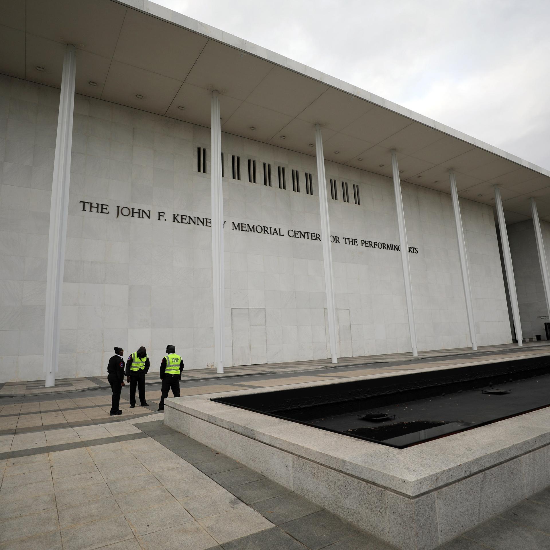 Sicherheitspersonal steht vor dem John F. Kennedy Memorial Center for the Performing Arts in Washington.