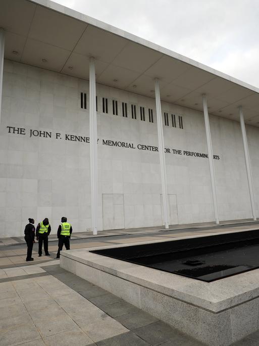 Sicherheitspersonal steht vor dem John F. Kennedy Memorial Center for the Performing Arts in Washington.