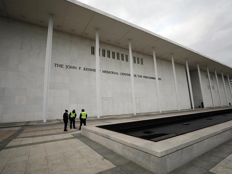 Sicherheitspersonal steht vor dem John F. Kennedy Memorial Center for the Performing Arts in Washington.