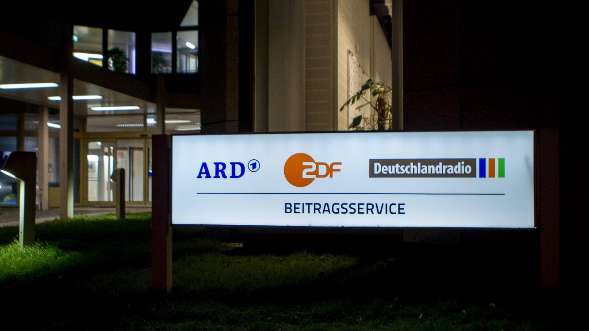 Ein Schild mit dem Schriftzug Beitragsservice vor einem WDR-Gebäude