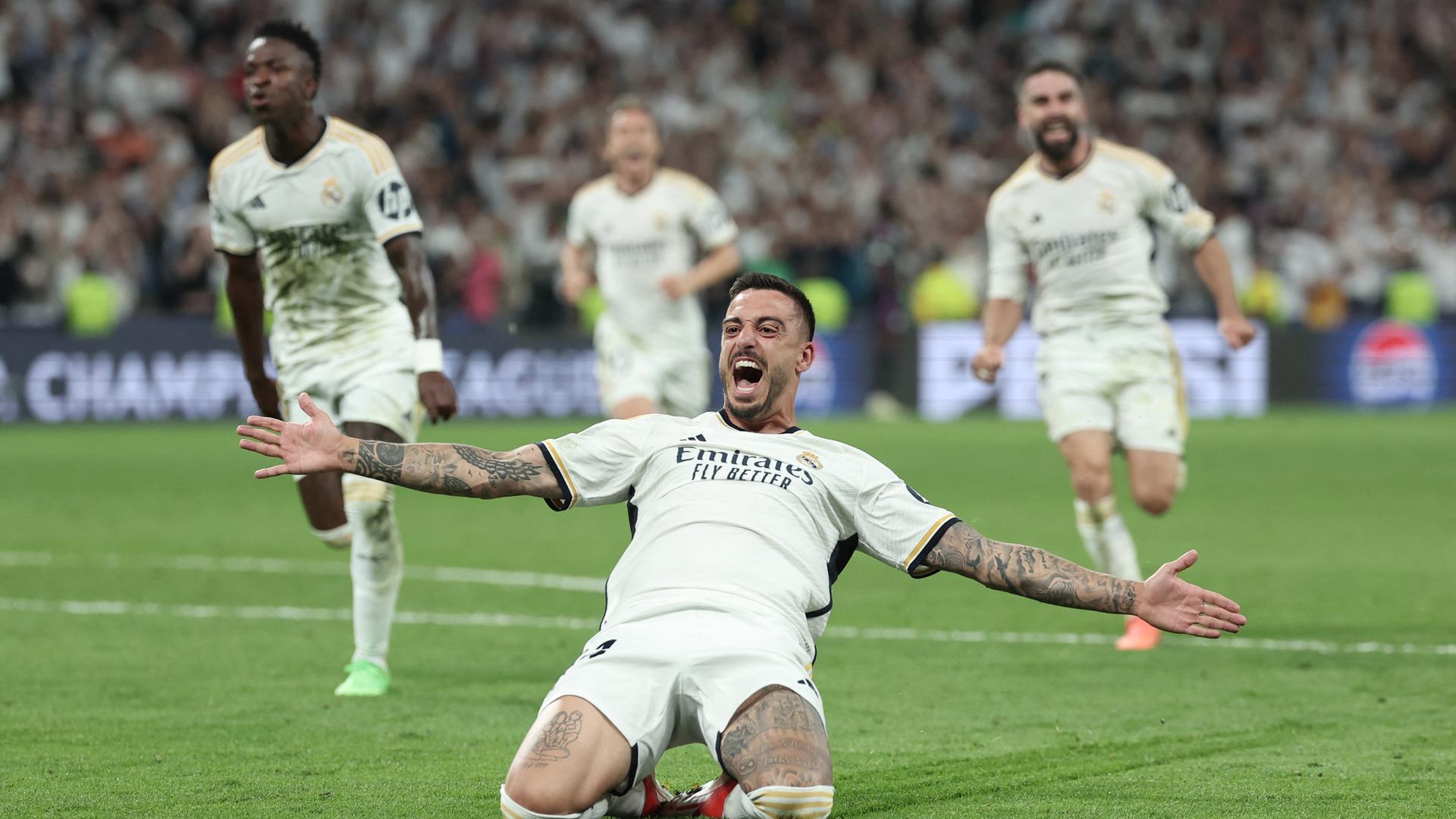 Ein Spieler von Real Madrid und mehrere Bayern-Spieler kämpfen um den Ball. Ein Spieler von Real Madrid und mehrere Bayern-Spieler kämpfen um den Ball.