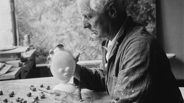 Der deutsche Künstler Max Ernst mit einer kleinen Skulptur in Frankreich, circa 1955.