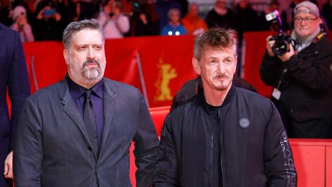 Aaron Kaufman und Sean Penn stehen auf dem Roten Teppich bei der Berlinale und zeigen sich der Presse. Kaufman links trägt Bart und hat graue Haare, er trägt ein eng sitzendes Sakko und Krawatte. Penn steht rechts, er hat strubbelige Haare, trägt eine sportliche dunkle Jacke.