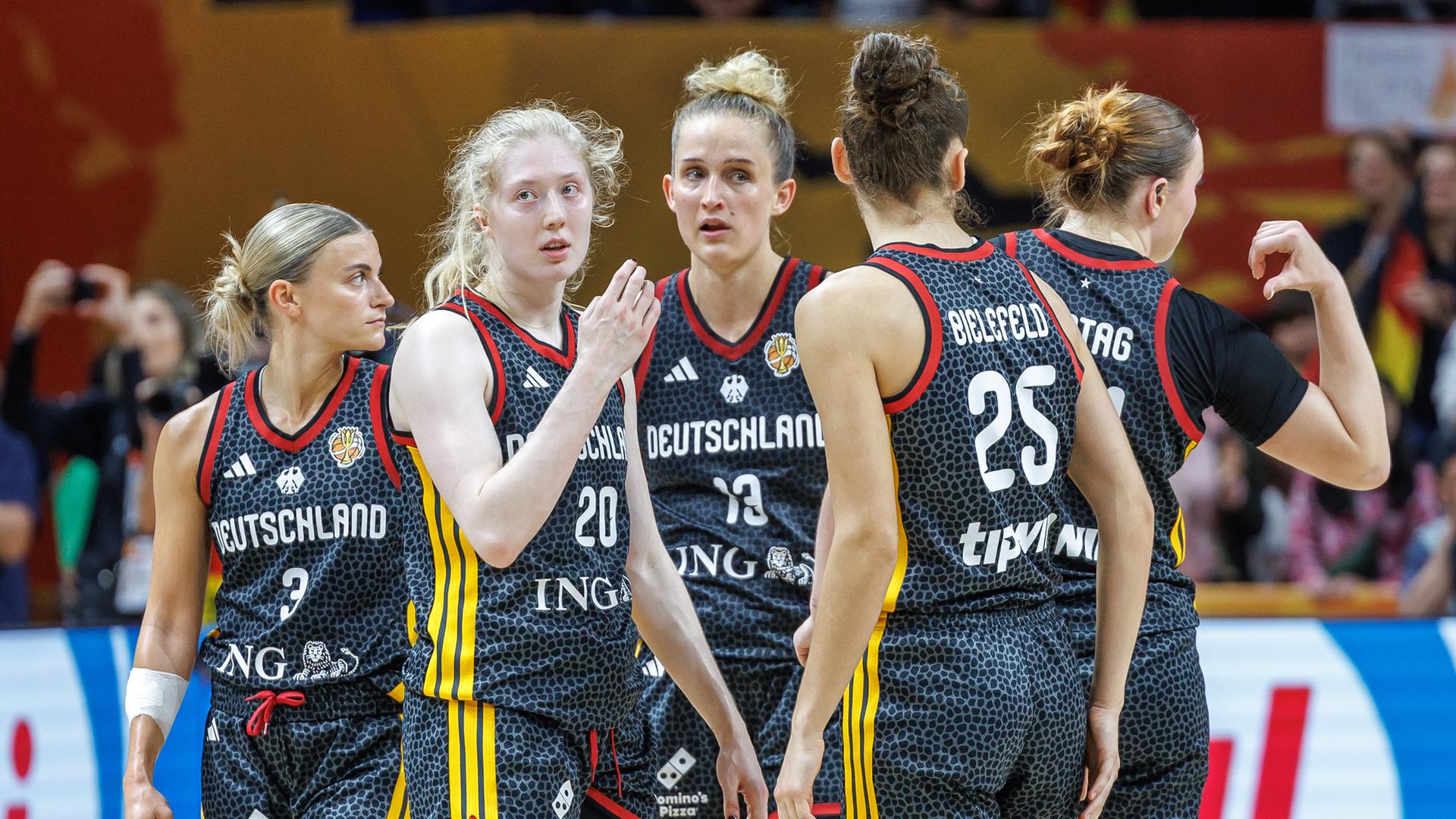 Die deutschen Basketballerinen stehen enttäuscht zusammen. Sie haben das Spiel gegen Spanien verloren.