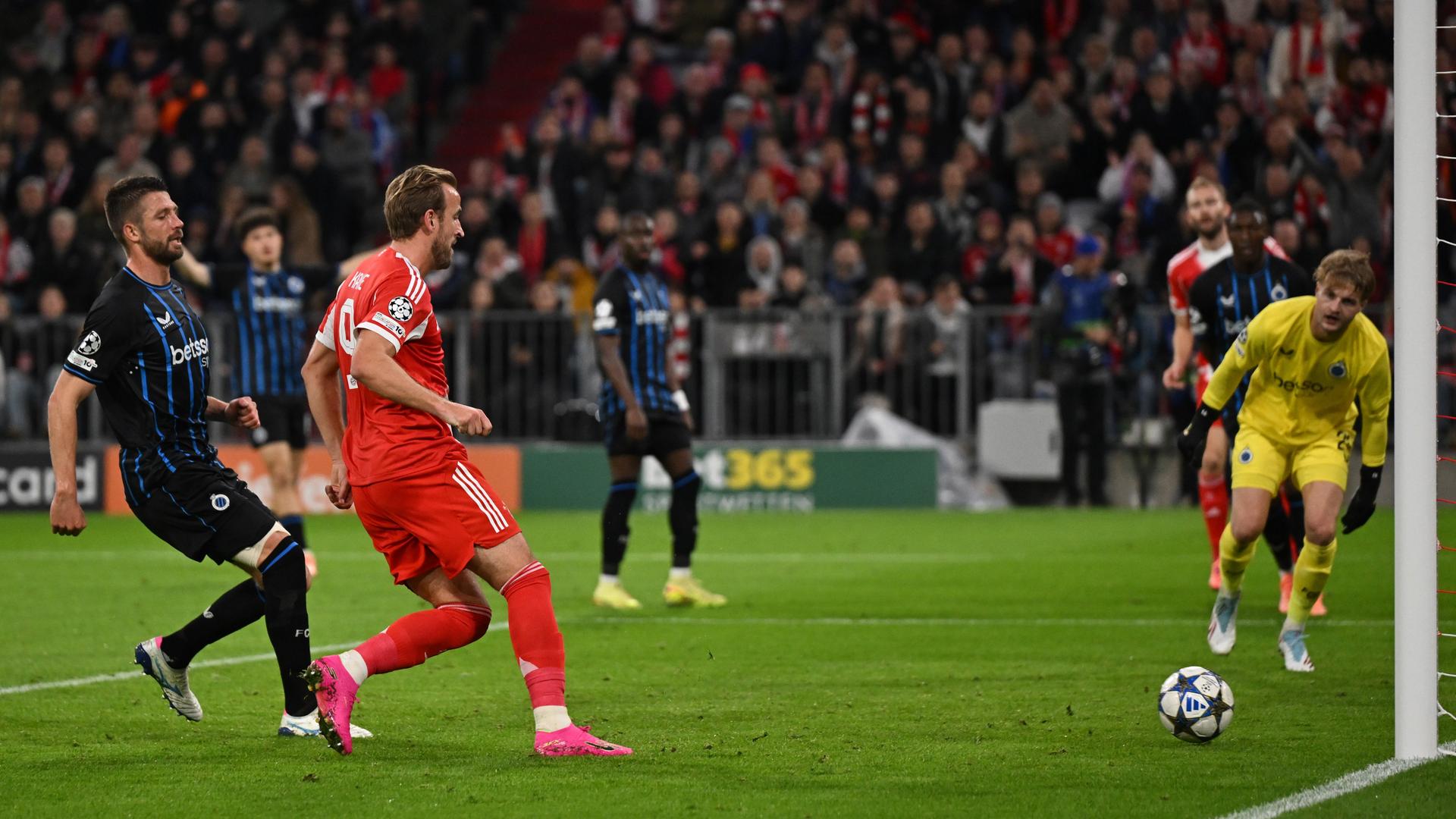 Bayern Münchens Harry Kane trifft zum 2:0.
