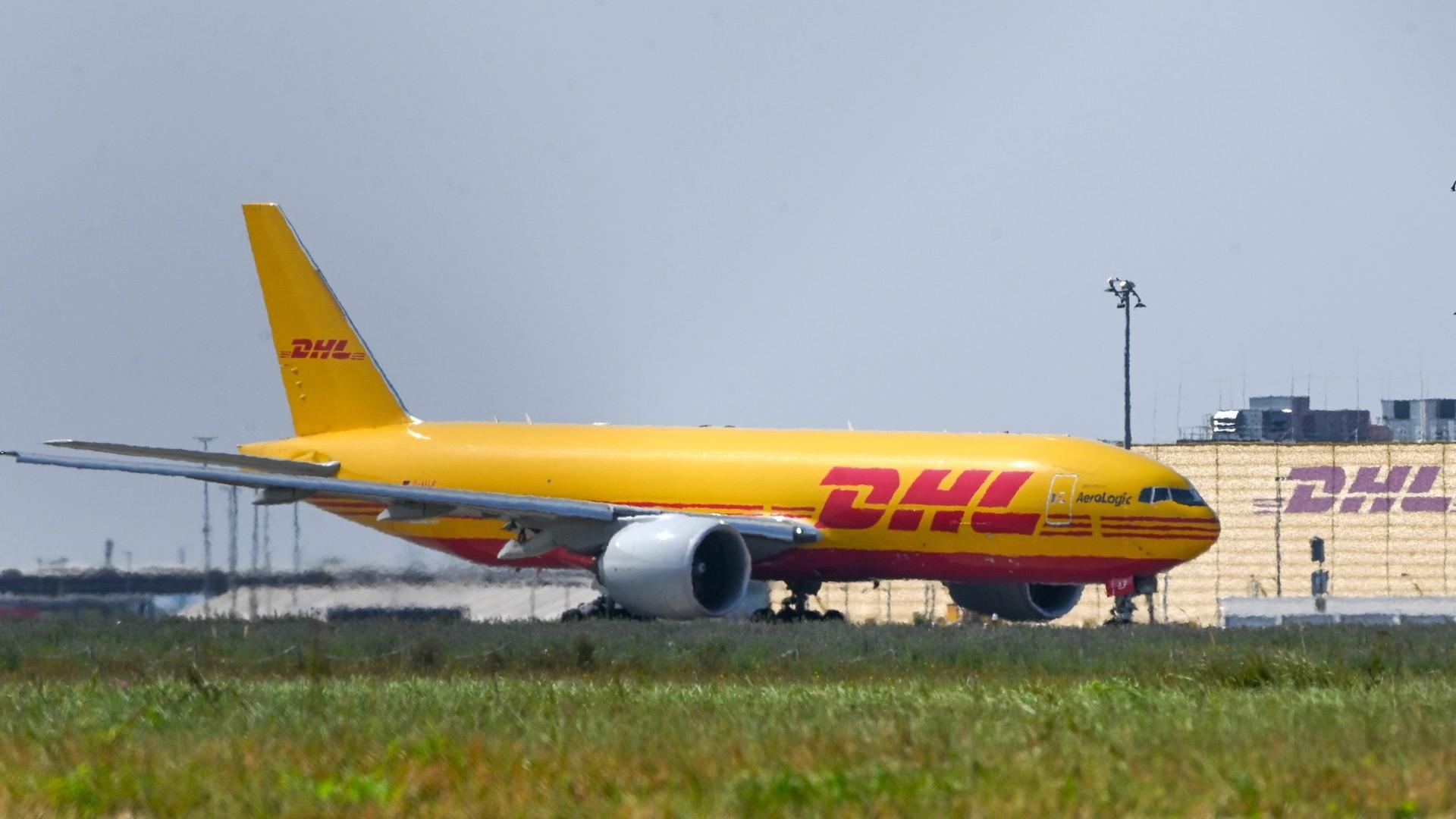Sachsen, Schkeuditz: Ein DHL-Flugzeug vor dem DHL Air Hub steht auf dem Flughafen Leipzig / Halle. 