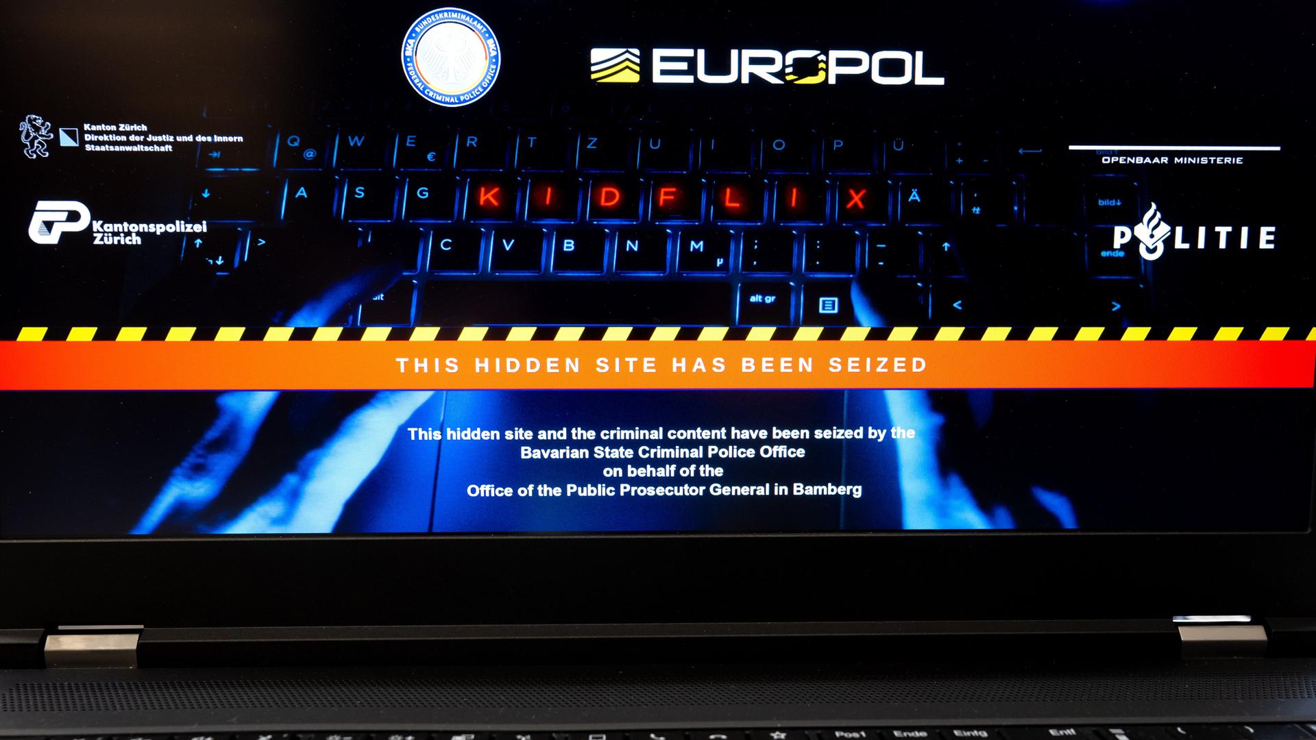 Eine symbolische Darstellung der Darknet-Plattform «Kidflix» ist im bayerischen Landeskriminalamt während einer Pressekonferenz auf einem Laptop zu sehen.