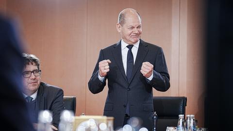 Bundeskanzler Olaf Scholz (SPD) ballt beide Fäuste zu einer energiegeladenen Geste, während der Sitzung des Bundeskabinetts anlässlich des ersten Geburtstags der Ampelkoalition.