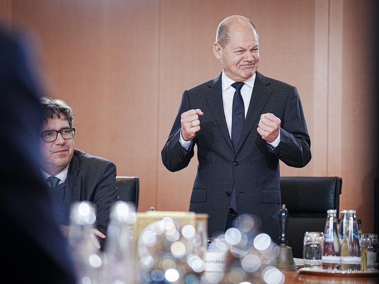 Bundeskanzler Olaf Scholz (SPD) ballt beide Fäuste zu einer energiegeladenen Geste, während der Sitzung des Bundeskabinetts anlässlich des ersten Geburtstags der Ampelkoalition.